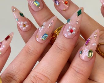 Unghie finte decorate a mano con strass colorati e fiori di perle - Corte, medie, lunghe