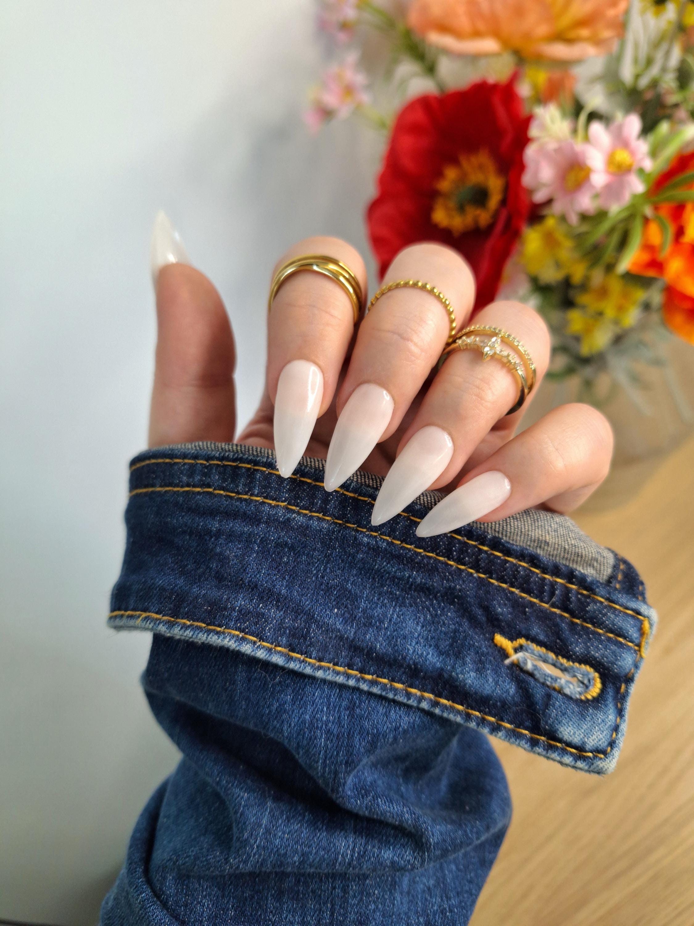 Unghie finte in gel bianco latte fatte a mano