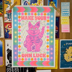 Risographie chat porte-bonheur (A3 - RISO 3 couleurs - rose fluorescent, bleu aqua et jaune) risographie