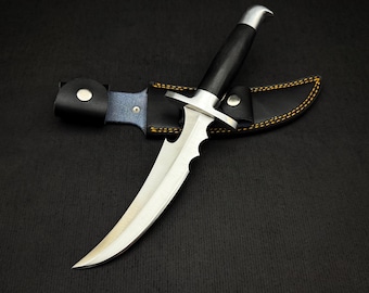 Replica del coltello Under The Redhood fatta a mano / lama in acciaio inossidabile con fodero in pelle