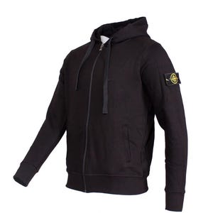 以下が含まれることがあります： 黒いハンドルと太字の黒いフォントで「But First, Coffee」の文字が入った白いセラミックマグ。マグカップはぼやけた背景に置かれており、居心地の良い環境を示唆しています。マグカップは約355mlの容量があるようです。