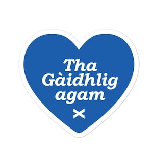 Tha Gàidhlig agam (gaélico escocés, tengo gaélico) en corazón azul con pegatinas sin burbujas en forma de cruz saltire