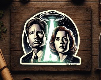 以下が含まれることがあります： 2人の人物と、その間に輝く明るい緑色のUFOの光線が描かれた、白黒イラストのダイカットステッカー。星空の背景と、ステッカーの下部に印刷された「THE X-FILES」というテキストが含まれています。