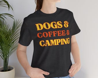 Maglietta da campeggio per mamma Maglietta da campeggio per camper con caffè per cani Maglietta da campeggio per camper con regalo per le vacanze Maglietta da campeggio per papà Maglietta da viaggio per amanti dei cani Regalo per camper Maglietta da campeggio per camper Maglietta da escursionismo