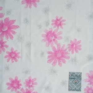 Hot Pink Flowers Grey Stars Retro 1980s Bright English Vintage Sheeting Fabric Fat Quarter for Sewing image 3