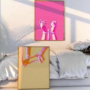 Könnte beinhalten: Zwei gerahmte Drucke in einem rosa und orangenen Farbschema. Die Drucke zeigen ein stilisiertes Bild von Händen, die mit einem Seil zusammengebunden sind.