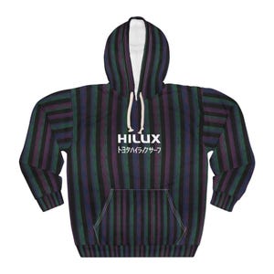 Puede incluir: Una sudadera con capucha a rayas verticales negras, moradas y verdes. La palabra "HILUX" está impresa en blanco en la parte delantera, junto con texto japonés. La sudadera tiene un interior blanco y un bolsillo delantero.