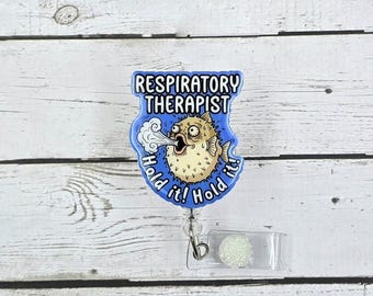 Terapeuta respiratorio exhalando pez globo. Carrete de insignias. Prueba de función pulmonar divertida.