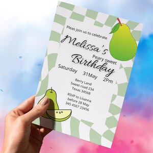 Invito di compleanno a tema pera, motivo a quadretti verdi, tema frutta, invito per festa dolce, modello modificabile Canva, invito estivo per bambini di qualsiasi età