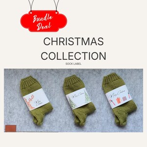 Pode incluir: Três pares de meias verde-oliva com etiquetas brancas com ilustrações natalinas. A imagem inclui o texto "Christmas Collection" e uma etiqueta vermelha "Bundle Deal".