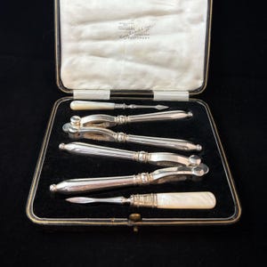 Victoriaanse verzilverde notenkrakers en plectrums met parelmoer, omhuld