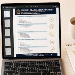 Może przedstawiać: Laptop wyświetla dokument "Amazon FBA Seller Checklist". W pobliżu znajduje się kubek kawy, notatnik, długopis i dekoracyjny wazon z suszonymi roślinami. Lista kontrolna dotyczy arbitrażu online i sprzedaży hurtowej FBA.