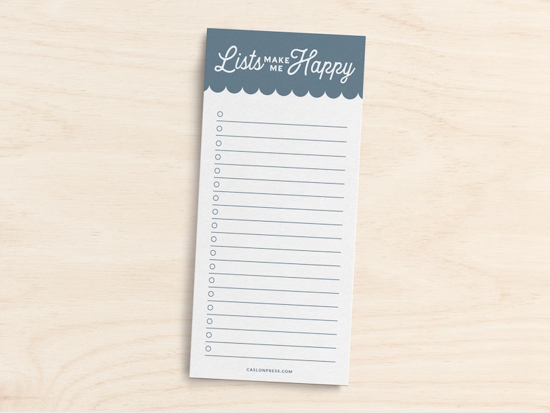 Pode incluir: Um bloco de notas azul com o texto "Lists Make Me Happy" no topo. O bloco de notas tem uma borda festoneada e um interior branco com linhas.