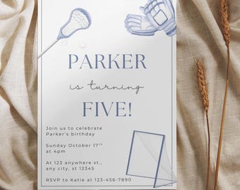 Può includere: Un biglietto d'invito bianco con testo e illustrazioni blu. Il testo recita "PARKER is turning FIVE!" e include i dettagli della festa. Elementi decorativi: un bastone da lacrosse, guanti e una porta.