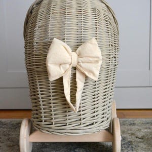 Rieten poppenwagen met beddengoed, handgemaakte kinderwagen, retro poppenwagen, peuter meisje cadeau, natuurlijk rotan speelgoed, babyshower cadeau