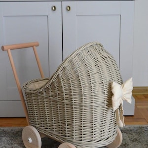 Natuurlijke rieten poppenwagen met beddengoed | Handgemaakte babypopwandelwagen | Milieuvriendelijke rotanwagen | Vintage speelgoed | Cadeau voor kinderen
