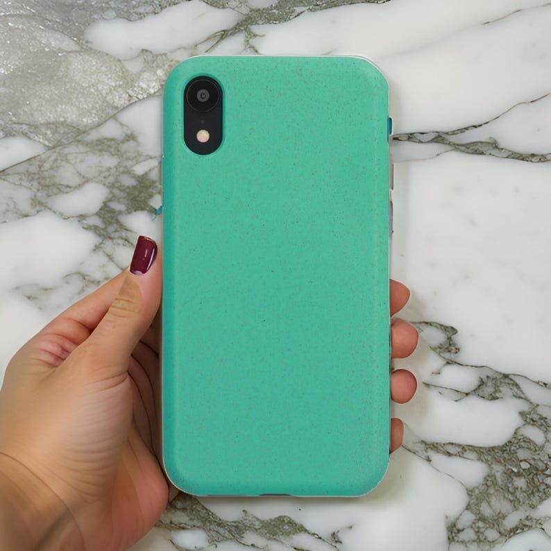 Op de afbeelding: Een turquoise telefoonhoesje gemaakt van gerecyclede materialen. De hoes heeft een textuur en een uitsparing voor de camera.