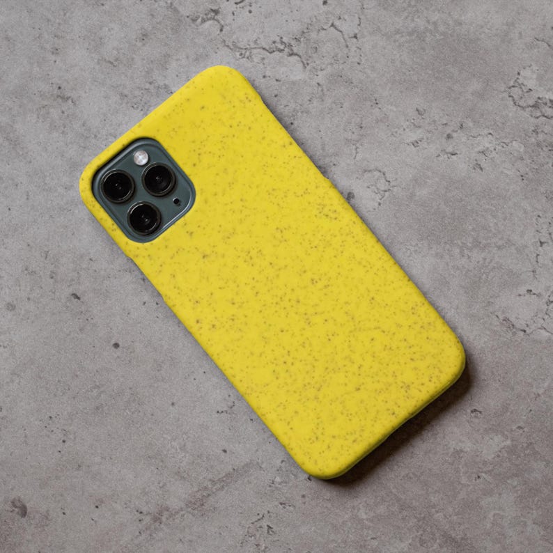 Puede incluir: Una funda de tel&eacute;fono amarilla moteada con un recorte para la c&aacute;mara. La funda est&aacute; hecha de un material texturizado y est&aacute; dise&ntilde;ada para adaptarse a un tel&eacute;fono inteligente. La funda del tel&eacute;fono es de color amarillo brillante.