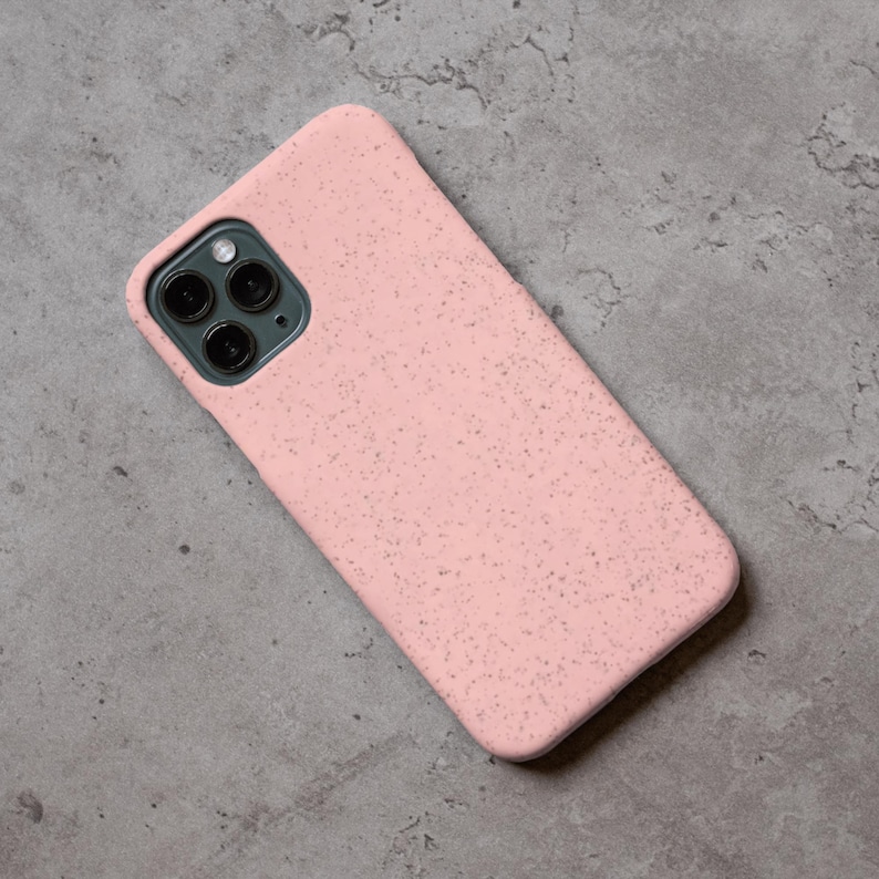Puede incluir: Funda de tel&eacute;fono rosa claro con textura moteada. La funda est&aacute; dise&ntilde;ada para un smartphone con c&aacute;mara de triple lente. La funda est&aacute; hecha de un material duradero y protege el tel&eacute;fono.
