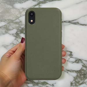 Op de afbeelding: Een groene telefoonhoes van gerecycled materiaal. De hoes heeft een textuur en een uitsparing voor de camera.