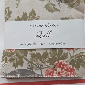 Peut inclure: Un ensemble de carrés de tissu avec un motif floral beige, vert et rouge. L'étiquette indique "moda Quill" par 3 Sisters pour moda. Parfait pour le patchwork.