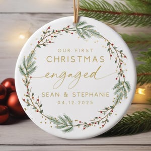 Keramik Ornament - Weihnachtskranz - Erstes Weihnachten verlobt - Individuell - Grün und Gold - Verlobung Datum Andenken, Feiertagsdekoration