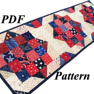 Puede incluir: Un patrón PDF para un camino de mesa acolchado rojo, blanco y azul con un diseño de estrella. El patrón está disponible para descargar.
