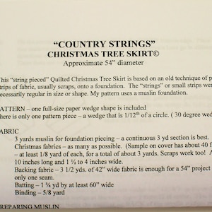 以下が含まれることがあります： 「COUNTRY STRINGS」クリスマスツリースカートの説明が印刷された紙。直径約137cm。テキストには、モスリン、クリスマス生地、裏地、中綿、バインディングなど、生地の要件が詳しく記載されています。