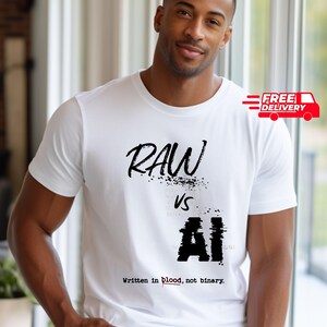Peut inclure: T-shirt blanc avec un texte noir qui dit "RAW VS AI Écrit dans le sang, pas en binaire."