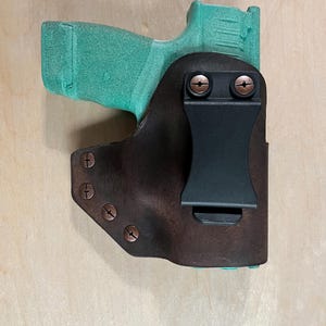 Springfield Hellcat 9mm Leather optics-ready Iwb/Owb  holster with Kydex trigger guard and “click” retention (right-handed)