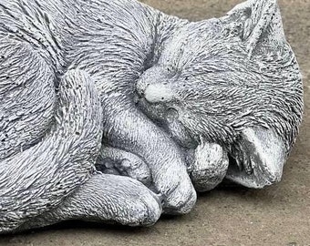 Estatua de gato durmiendo de hormigón, escultura realista de gato, decoración de jardín para mascotas, figura de gato de cemento, hecha a mano, decoración exterior, figura de gato descansando