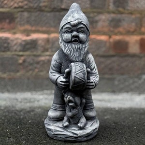 Betonzwerg mit Bärenstatue Outdoor Zwergenskulptur Zement Troll Figur Tierverzierung Steindekor Pixie-Liebhaber-Geschenk-Yard-Art