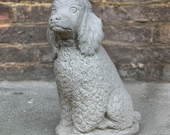石のプードルの装飾、コンクリートの犬の置物、屋外のペットの彫刻