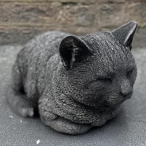 Estatua de gato de piedra para exterior Estatua de gato de hormigón Figura de gato para jardín Estatua conmemorativa de gato Gato acostado Estatua de gatito Estatua de gato durmiendo Recuerdo de gato