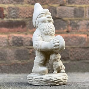 Gartenzwerg mit Hund Outdoor-Zwerg-Statue Rustikale Zement-Zwerg-Figur Dekorative Gartenverzierung Steinpixie-Skulptur Liebhabergeschenk-Yard-Kunst
