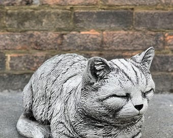 屋外用丸まった猫の置物 石造りの眠っている子猫の像 コンクリート製の