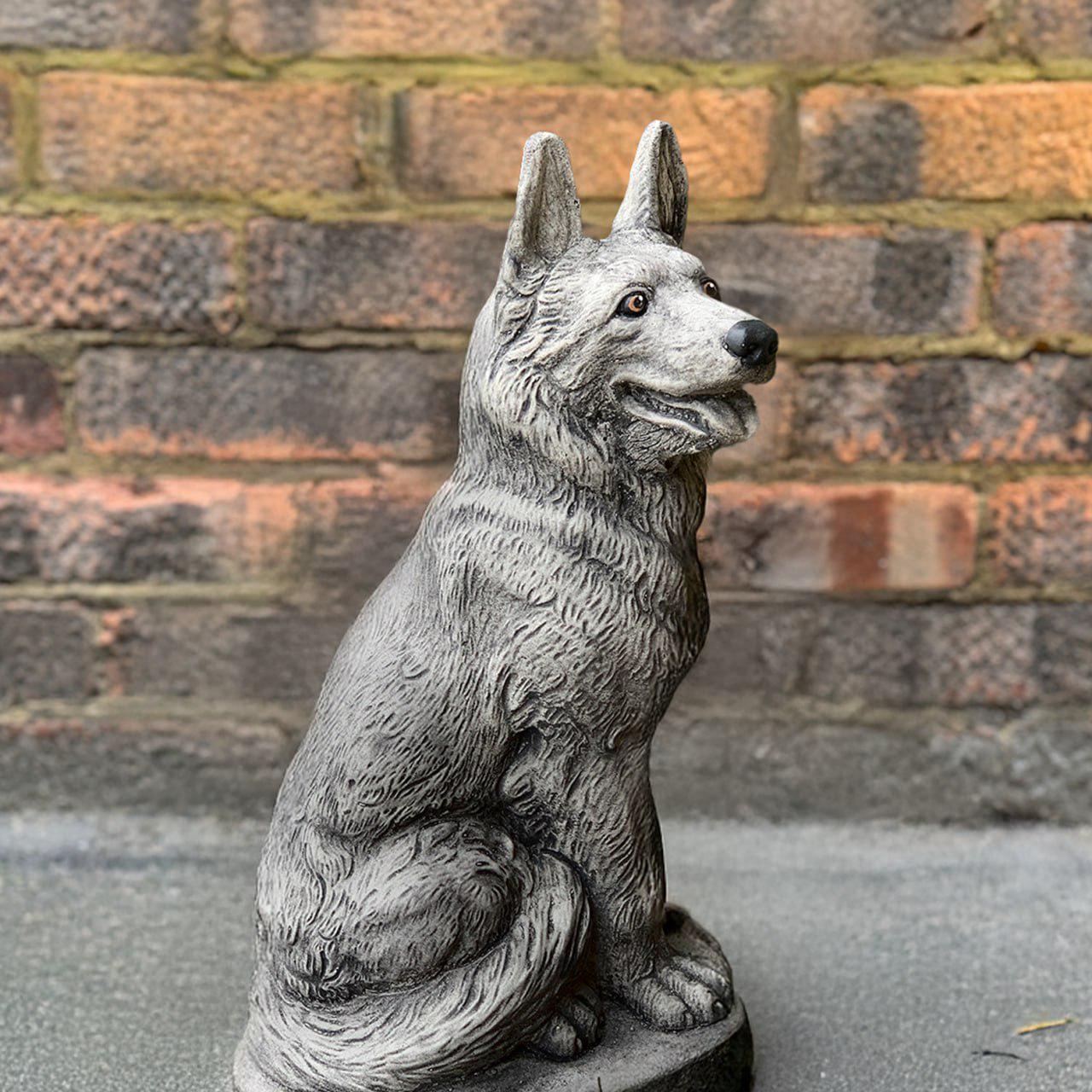 屋外のジャーマンシェパード像 庭のペットの置物 石のジャーマン犬の