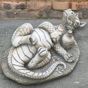 Figurine de dragon couché en béton, sculpture de dragon ivre de jardin, ornement de patio animal en pierre, décoration de dragon en ciment faite à la main, cadeau d'art de la pelouse des animaux