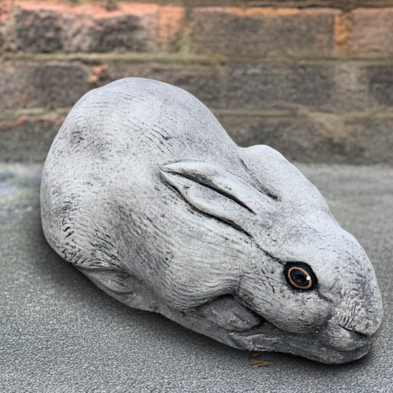 石のウサギの彫刻 庭のウサギの像 コンクリートの屋外の動物の置物