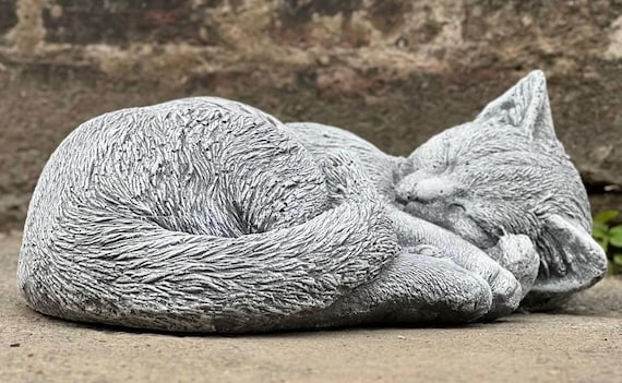 眠っている猫のコンクリート像 リアルな猫の彫刻 庭のペットの装飾