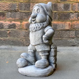 Beton Gnom Skulptur Steinspieler Fußballfigur Outdoor Sport Zwergenstatue Zement Pixie Ornament Gnome Liebhaber Geschenk Handgemachte Trollkunst