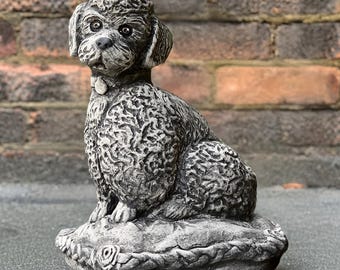 石のプードルの装飾、コンクリートの犬の置物、屋外のペットの彫刻