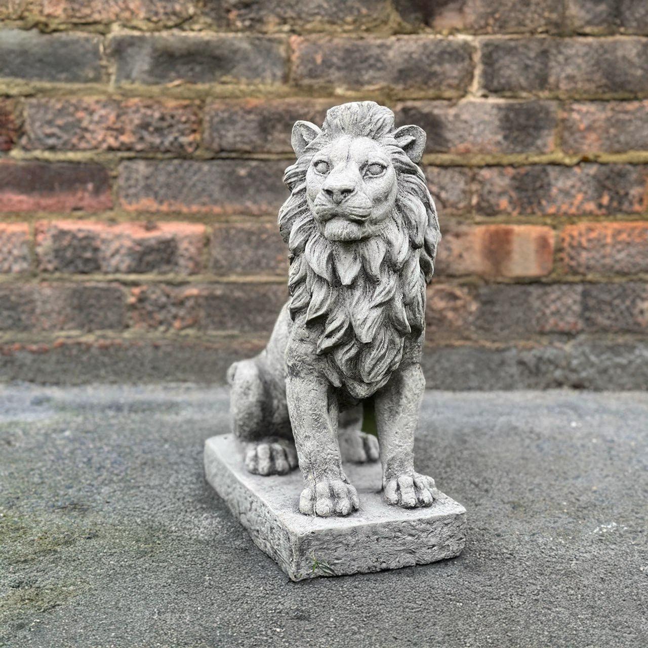 FABRIQ Statuetta di leone sdraiato, decorazione realistica da giardino in pietra, 13 kg, scultura resistente alle intemperie per esterni