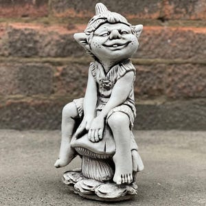 Outdoor-Zwerg-Figur Beton-Elf-Statue Zement lächelnder Zwergendekoration Steingarten und Hausverzierung Rasen-Skulptur Pixie-Liebhabergeschenk
