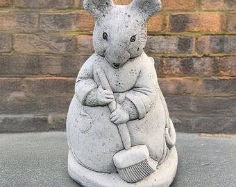 Betonnen muis met bezem sculptuur tuin dier stenen beeldje Outdoor schattig muisstandbeeld Handgemaakt cement muis ornament Muis minnaar cadeau