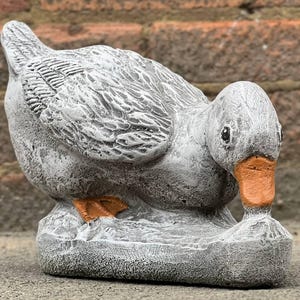 Figura de ganso de piedra Escultura de ganso de hormigón Decoración de pato de cemento Estatua de pájaro para exterior Adorno de animal de granja Regalo para amantes de los gansos Regalo para granjero