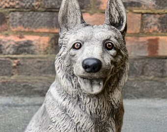 屋外のジャーマンシェパード像 庭のペットの置物 石のジャーマン犬の