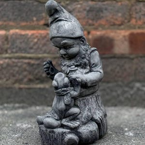 Steinzwerg mit Frosch Skulptur Outdoor Zwerg mit Frosch füttern Statue Beton Troll Figur Tierverzierung Gnomliebhaber Geschenk Frosch-Hof-Kunst