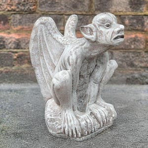 屋外の悪魔の置物 石のガーゴイル像 守護者のガーゴイルの彫刻 コンクリートのモンスターの装飾 玄関のアート ハロウィーンの装飾 庭のアート