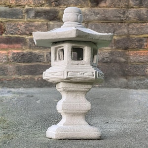 Japanese pagoda statue Concrete lantern figurine Outdoor Japanese pagoda sculpture Cement home decoration Lantern lover gift Tradition art
